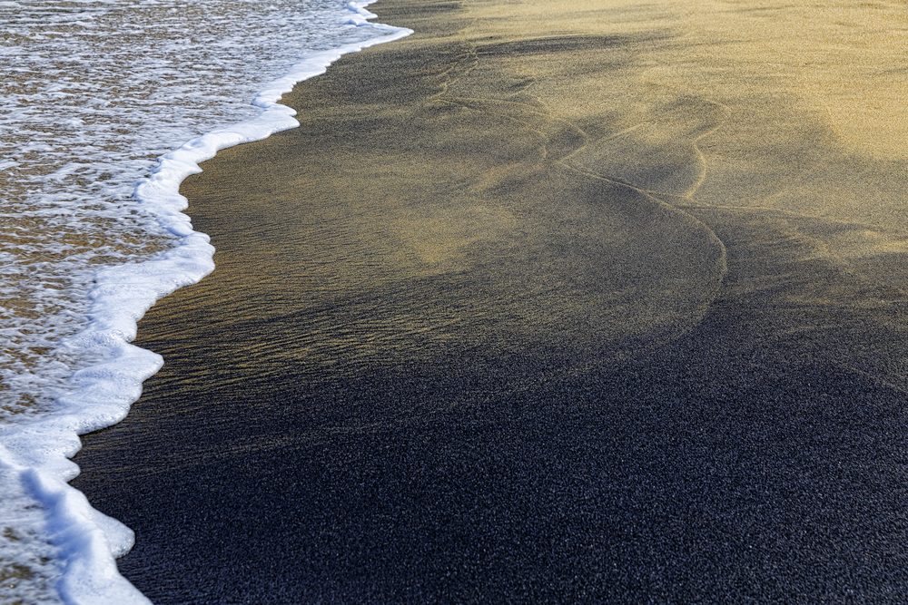Praia da Areia Preta, com a orla urbana ao fundo