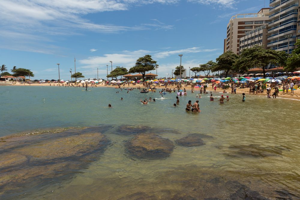 Praça pública e banhistas na Praia das Castanheiras