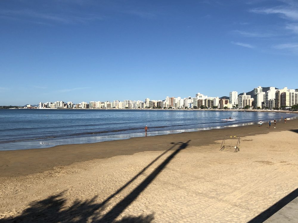 Orla da Praia do Morro, com a enseada urbana