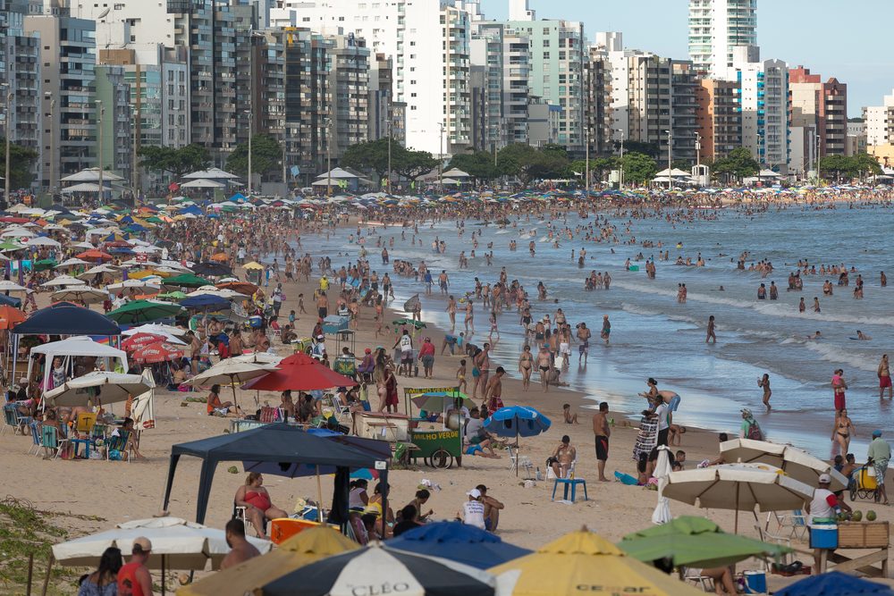 Praia do Morro em dia de praia cheia, com guarda-sóis