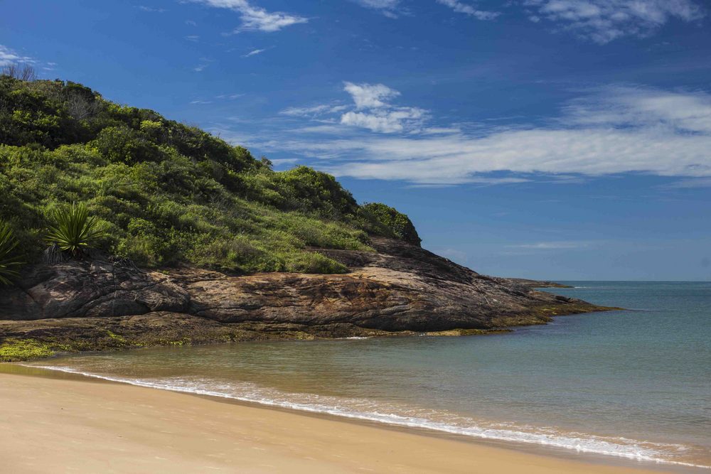 Banhistas e barcos na Praia da Bacutia