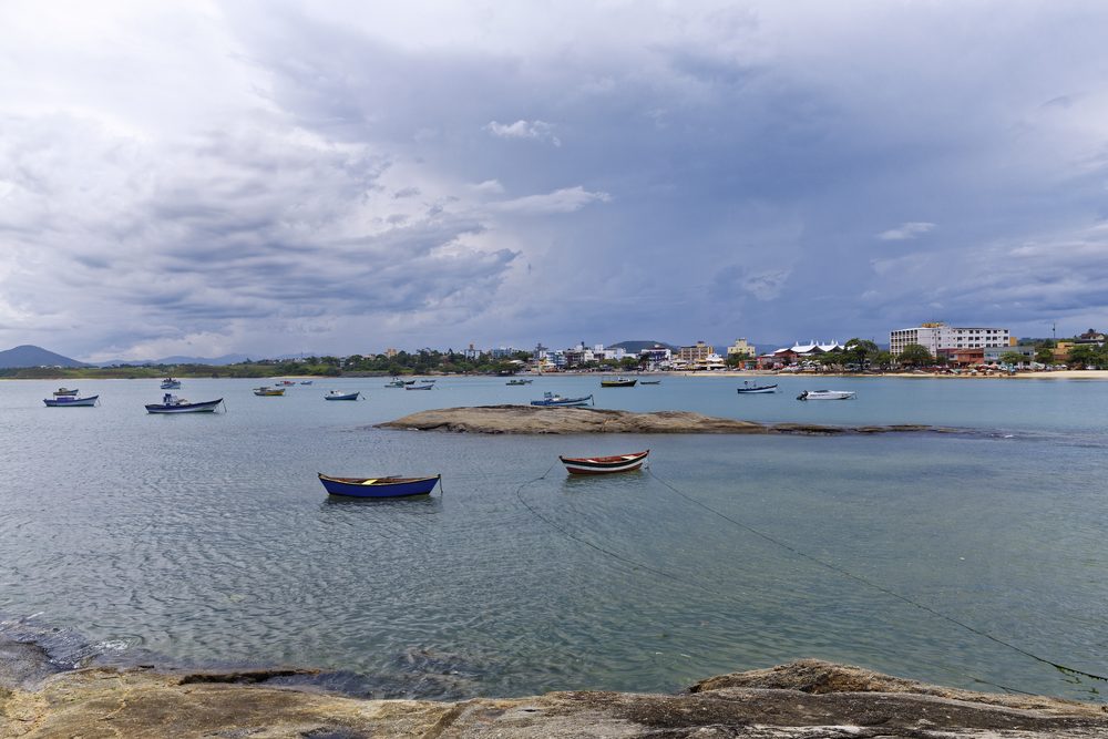 Praia de Meaípe com embarcações vistas do mar