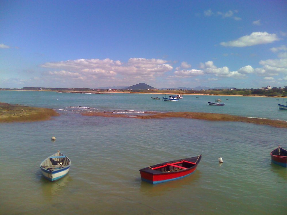 Praia de Meaípe com barcos de pesca ancorados
