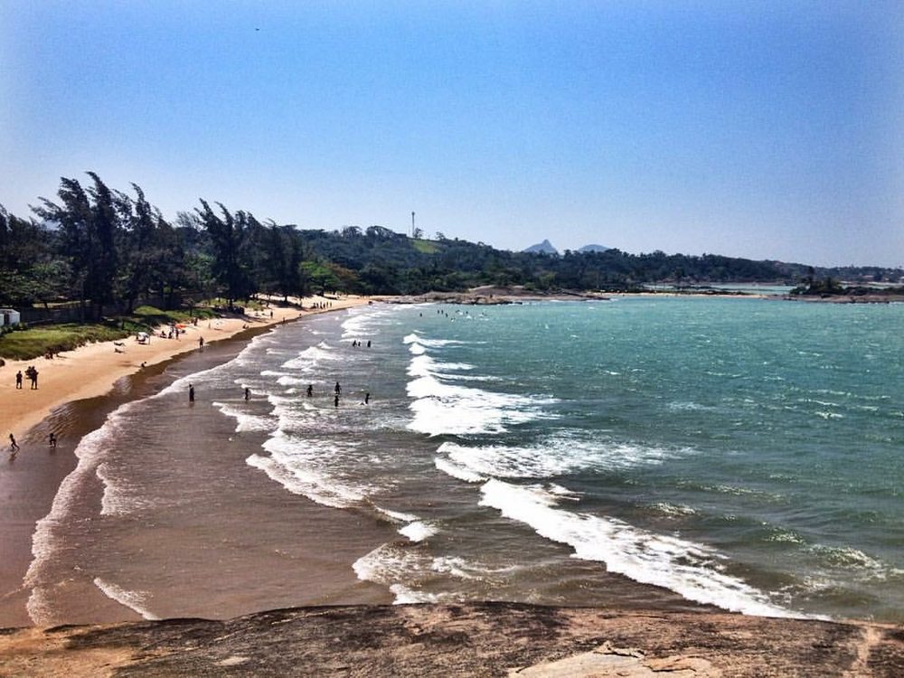 Praia dos Adventistas, enseada com árvores