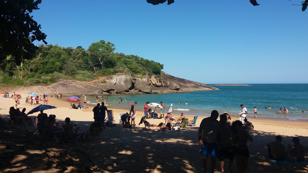 Praia dos Padres, enseada cercada de verde