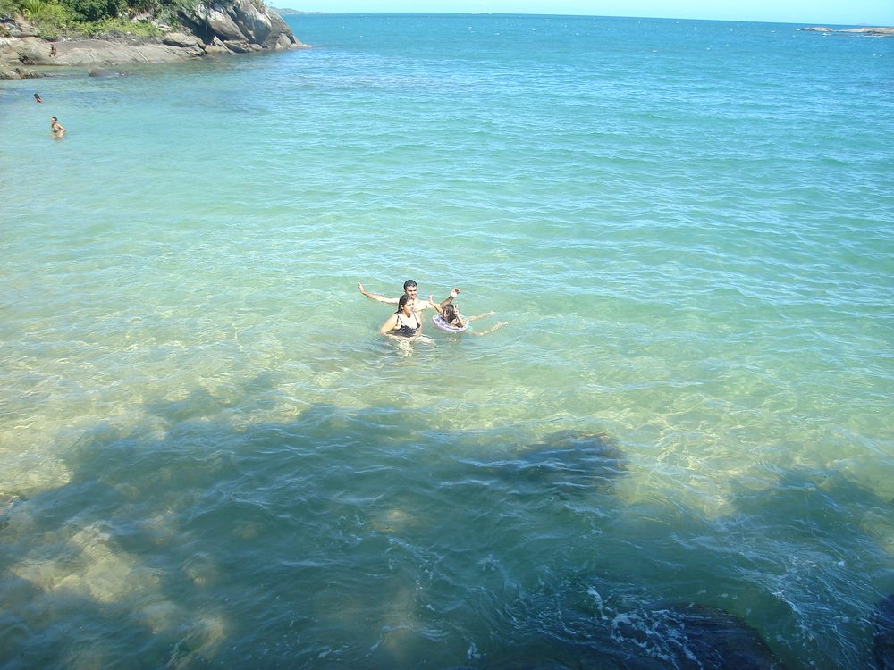 Enseada rochosa de uma das Três Praias