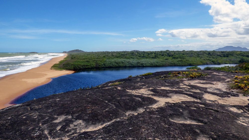 Encontro das águas da lagoa com o mar nas pedras do parque