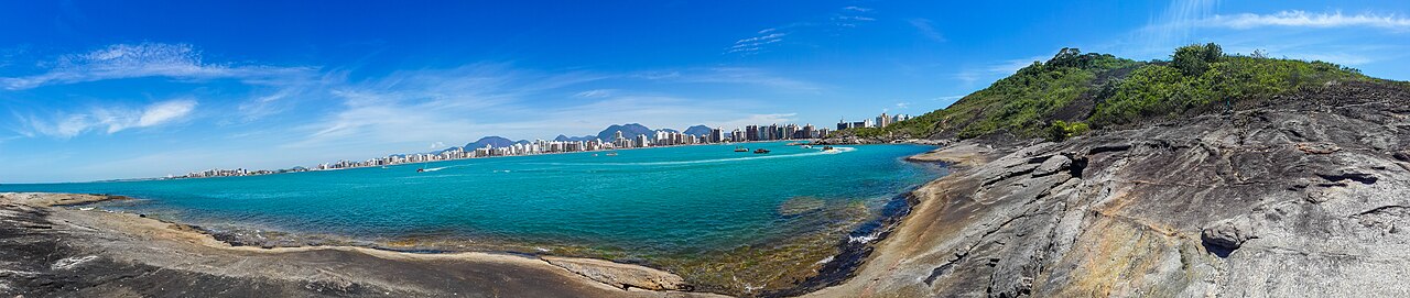 Vista panorâmica da Praia do Morro a partir das pedras do Morro da Pescaria, com o mar turquesa
