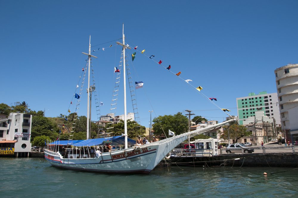 Escuna pronta para embarque no canal do centro de Guarapari