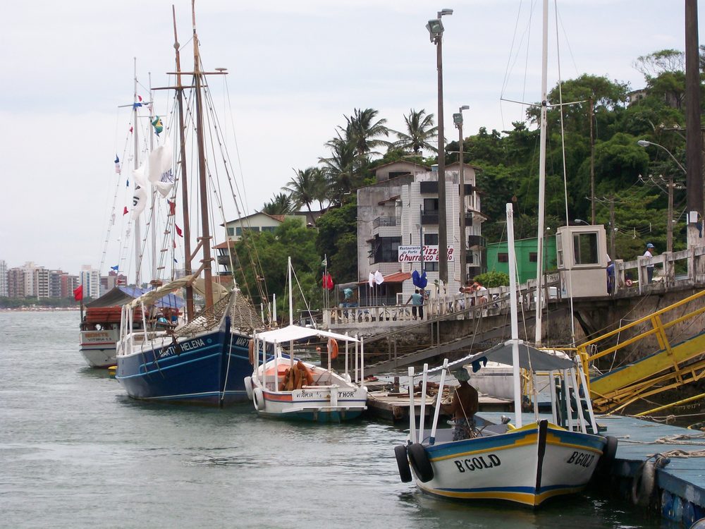 Escuna e barcos atracados no canal do centro