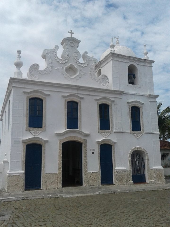 Fachada branca da Antiga Matriz / Igreja de Nossa Senhora da Conceição, com a placa de 1585