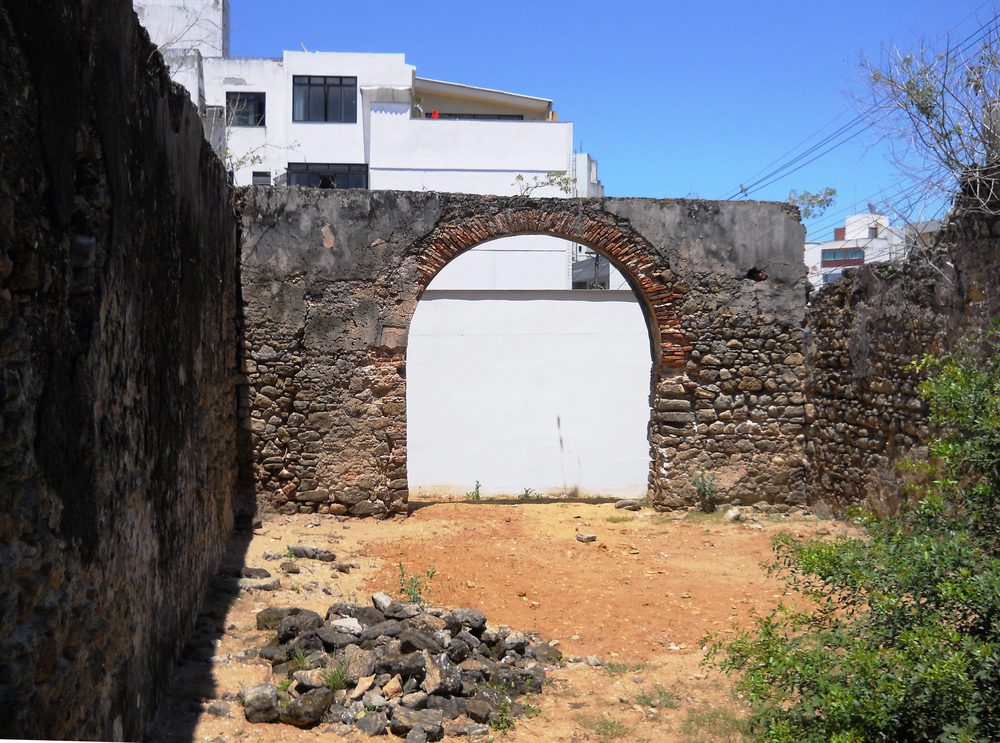 Nave central das ruínas da Antiga Matriz, com o arco de pedra