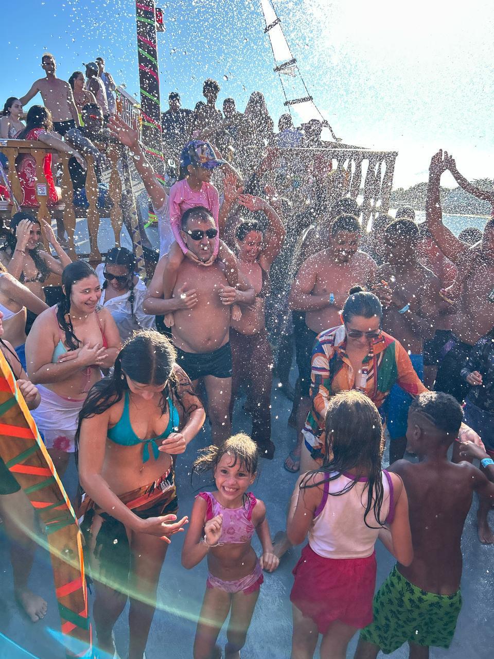 Festa a bordo da escuna pirata com famílias se divertindo